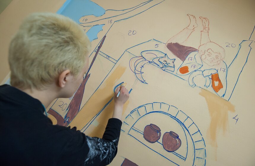 Проект "Веселый коридор" раскрасил стены детской больницы 18 фото