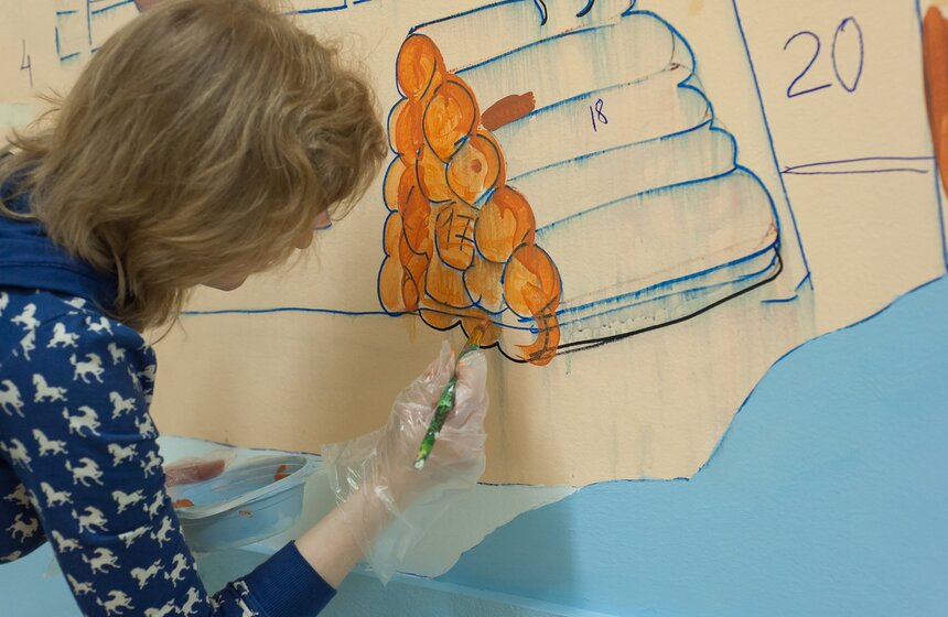 Проект "Веселый коридор" раскрасил стены детской больницы 13 фото