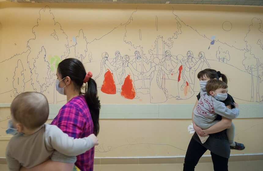 Проект "Веселый коридор" раскрасил стены детской больницы 11 фото