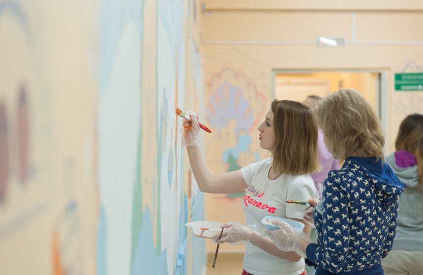 Проект "Веселый коридор" раскрасил стены детской больницы 12 фото