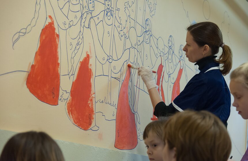 Проект "Веселый коридор" раскрасил стены детской больницы 15 фото