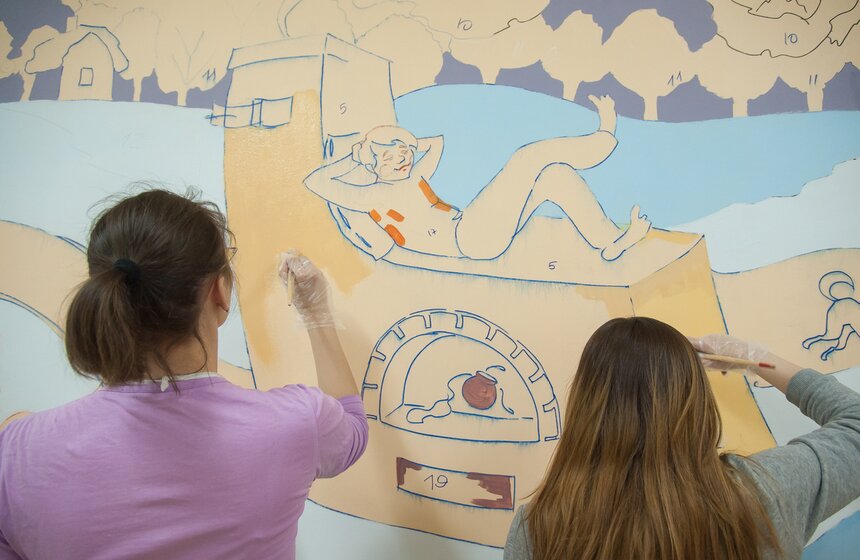 Проект "Веселый коридор" раскрасил стены детской больницы 14 фото