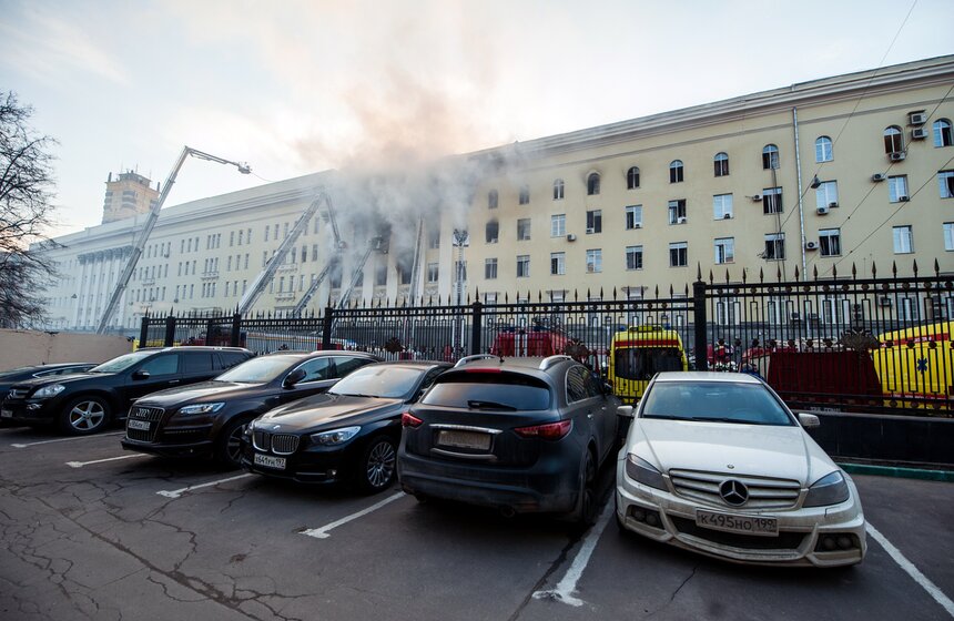 Пожар в здании Минобороны на Знаменке 29 фото