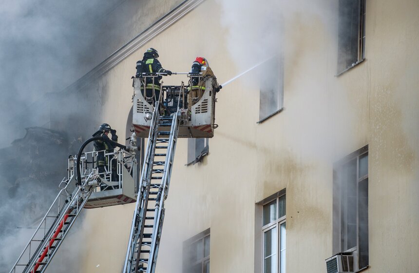 Пожар в здании Минобороны на Знаменке 13 фото