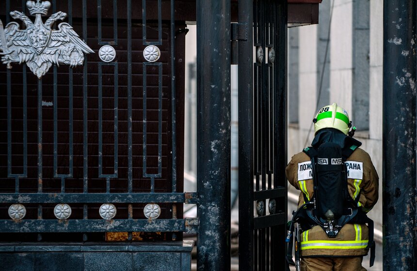 Пожар в здании Минобороны на Знаменке 27 фото