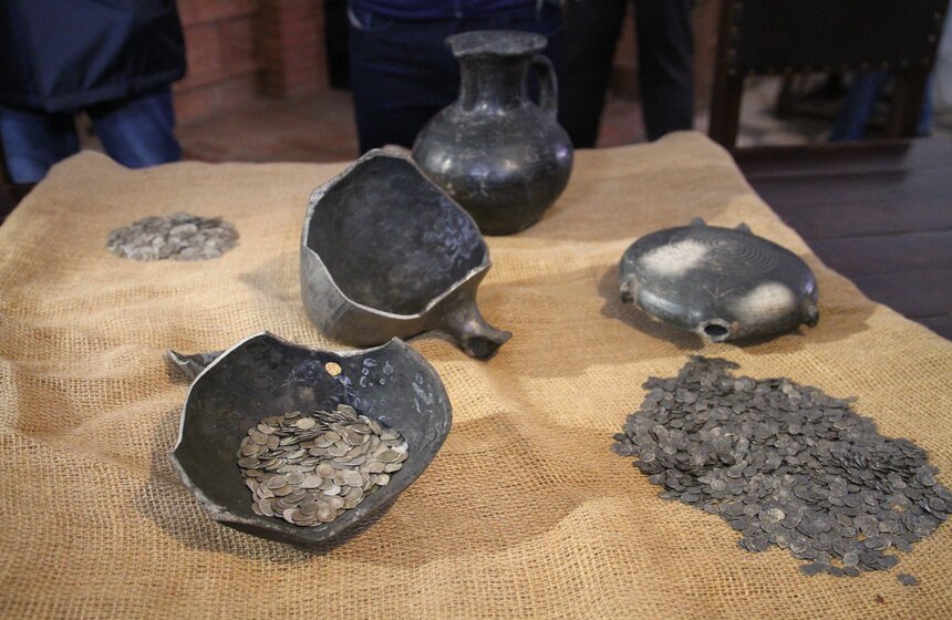 Собянин передал Музею Москвы обнаруженный в "Зарядье" клад 12 фото