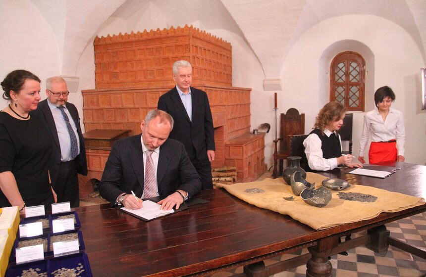 Собянин передал Музею Москвы обнаруженный в "Зарядье" клад 19 фото