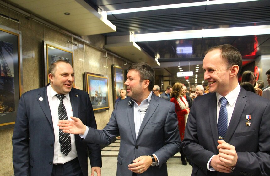 В галерее "Метро" открылась фотовыставка ко Дню космонавтики 7 фото