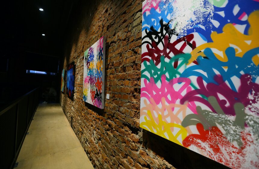 В ДК "Трехгорка" открылась выставка граффити-райтера Cope2 1 фото