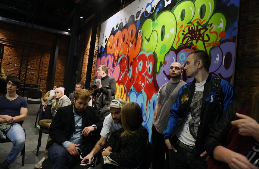 В ДК "Трехгорка" открылась выставка граффити-райтера Cope2 17 фото