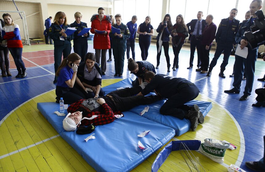 Студенты приняли участие в соревнованиях МЧС 8 фото