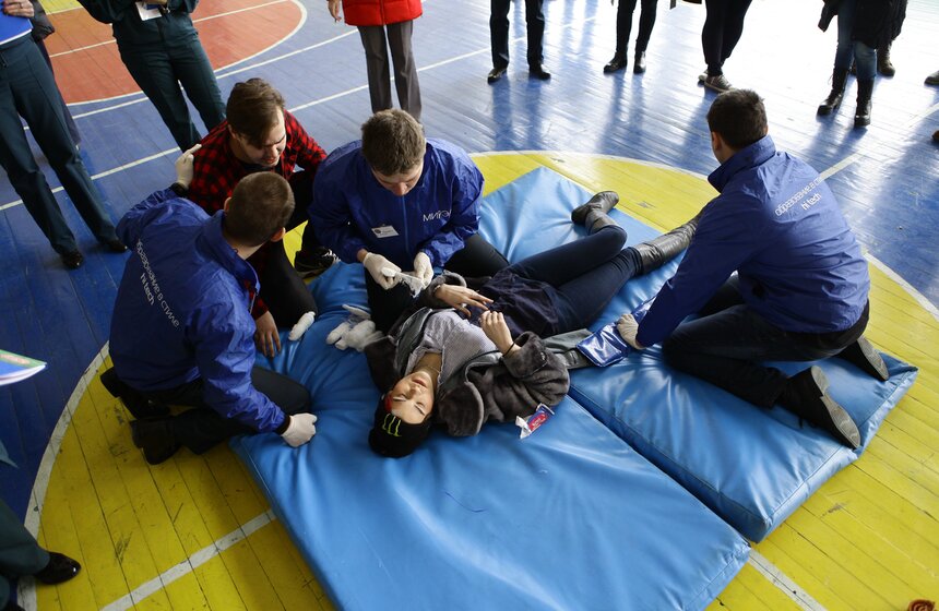 Студенты приняли участие в соревнованиях МЧС 12 фото