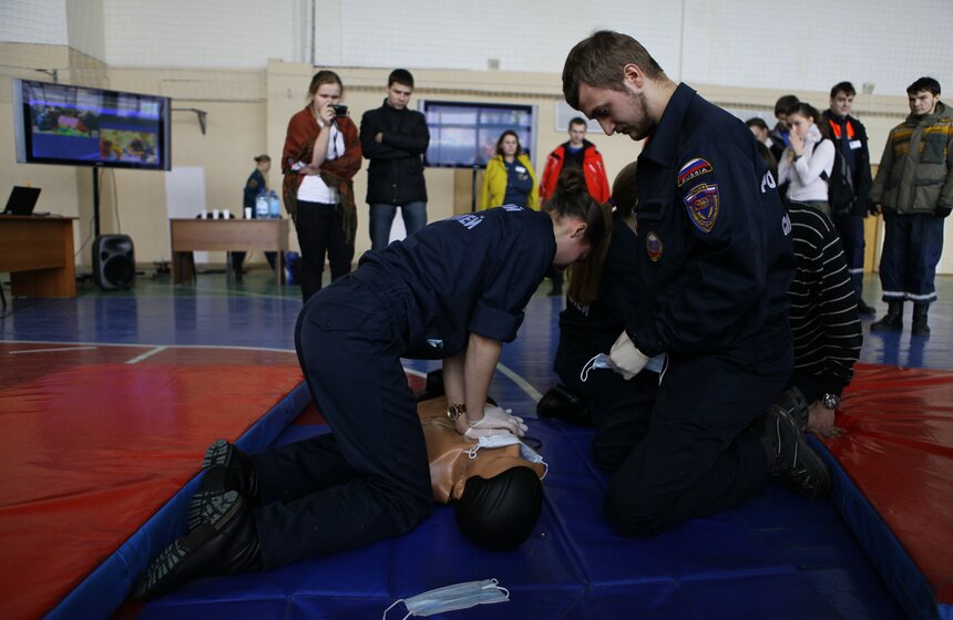 Студенты приняли участие в соревнованиях МЧС 10 фото