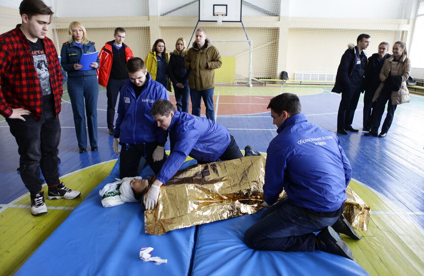 Студенты приняли участие в соревнованиях МЧС 13 фото