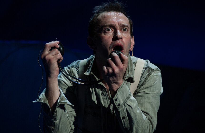 "Современник" представил спектакль "Не покидай свою планету" 21 фото