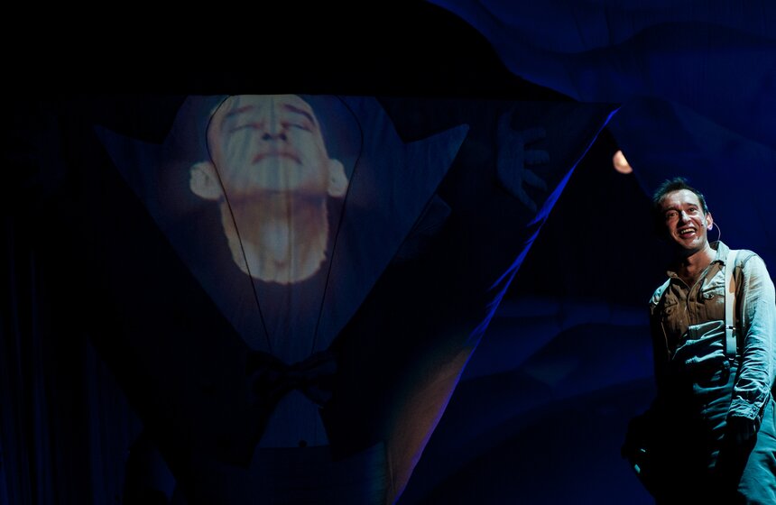 "Современник" представил спектакль "Не покидай свою планету" 14 фото