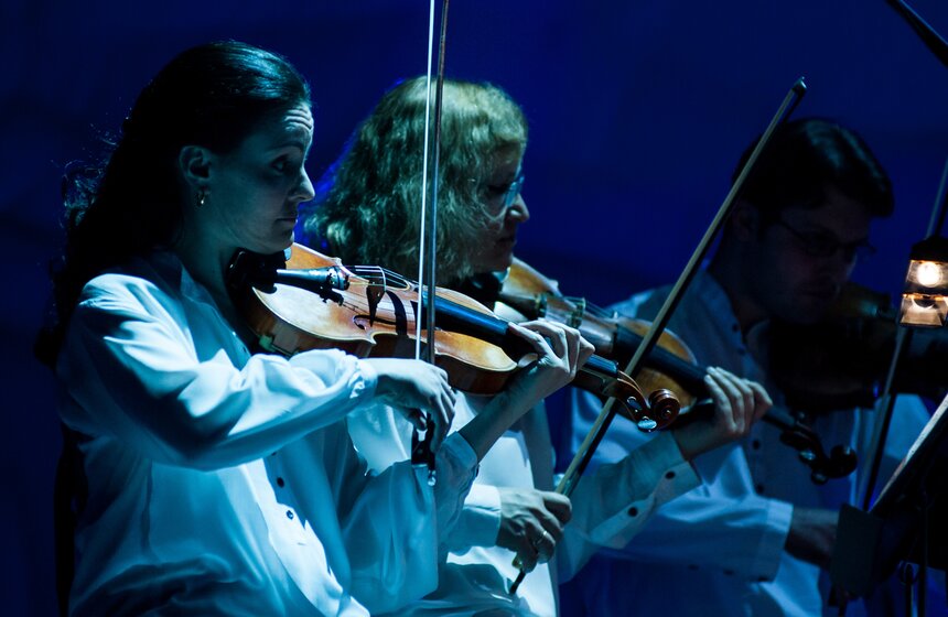 "Современник" представил спектакль "Не покидай свою планету" 15 фото