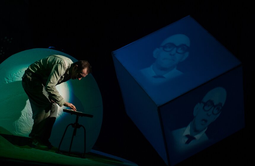 "Современник" представил спектакль "Не покидай свою планету" 16 фото