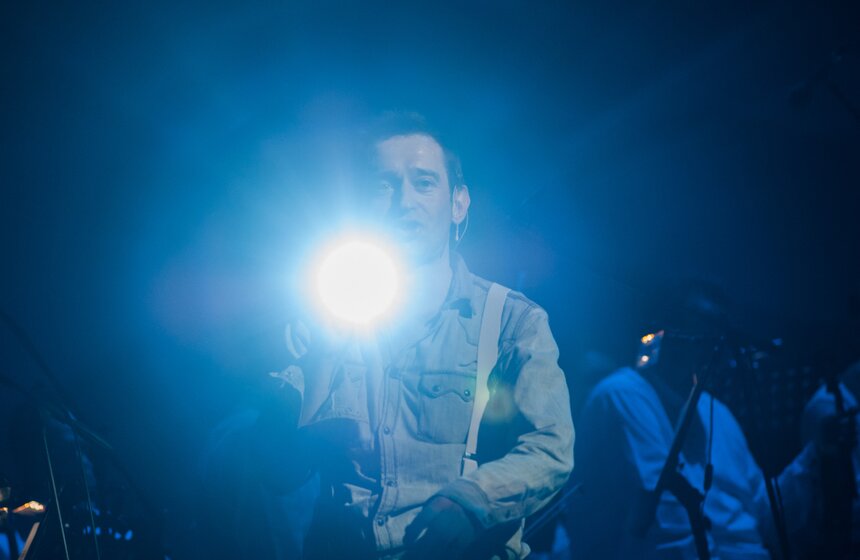 "Современник" представил спектакль "Не покидай свою планету" 19 фото