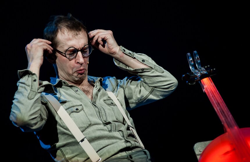 "Современник" представил спектакль "Не покидай свою планету" 23 фото