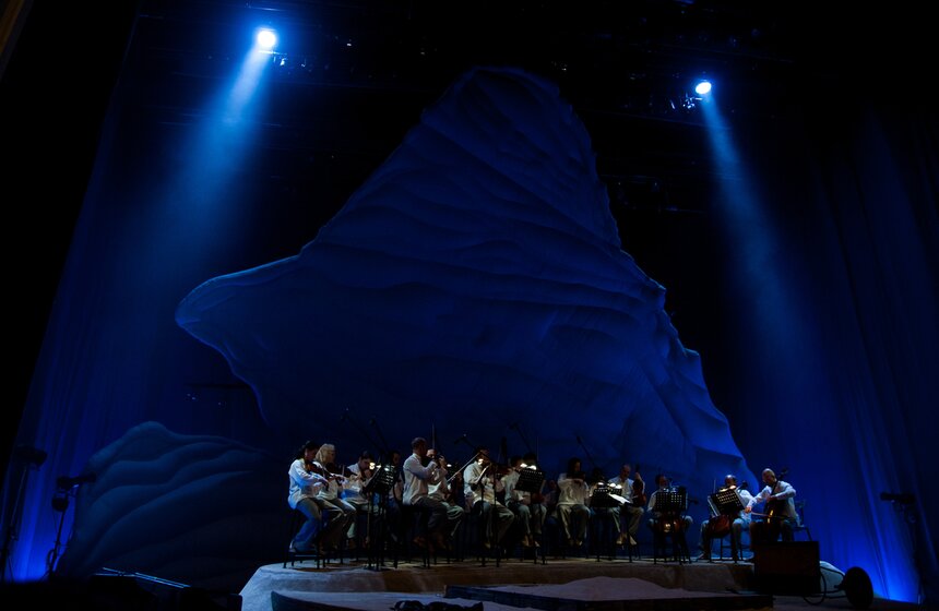 "Современник" представил спектакль "Не покидай свою планету" 1 фото