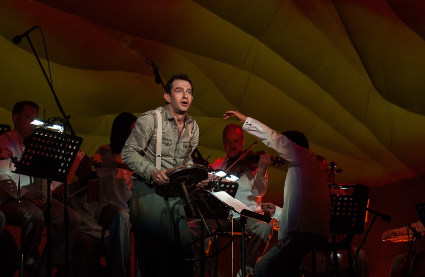 "Современник" представил спектакль "Не покидай свою планету" 9 фото