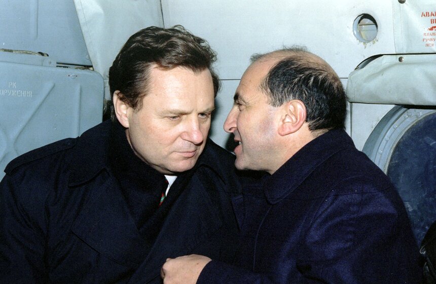 Секретарь Совета безопасности России Иван Рыбкин и его заместитель Борис Березовский. Грозный. Ноябрь 1996 года.