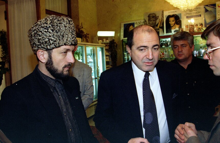 Первый вице-премьер коалиционного правительства Чечни Мовлади Удугов и заместитель секретаря Совета Безопасности России Борис Березовский. Москва. Ноябрь 1996 года.