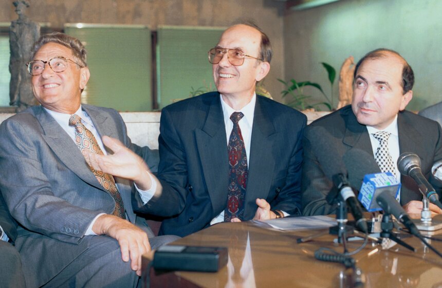 Джордж Сорос, возглавляющий Международный научный фонд, министр науки и технической политики России Борис Салтыков и генеральный директор "ЛогоВАЗа" Борис Березовский. Москва. Сентябрь 1995 года.