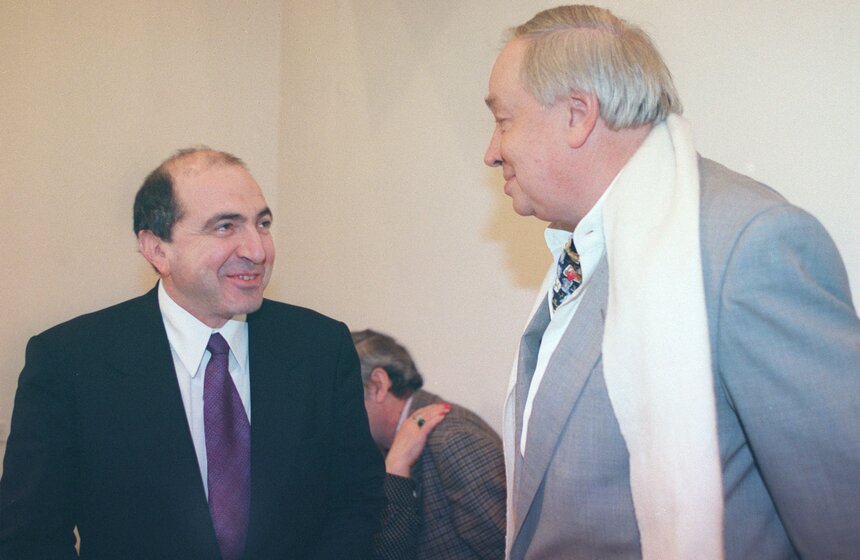 Председатель Общественного Совета благотворительного фонда, член-корреспондент РАН Борис Березовский и поэт член жюри премии "Триумф" Андрей Вознесенский. Москва. Декабрь 1996 года.