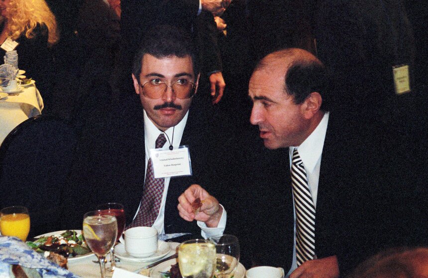 Руководитель российской промышленной группы "ЮКОС-РОСПРОМ" Михаил Ходорковский и предприниматель Борис Березовский. США. Январь 1998 года.