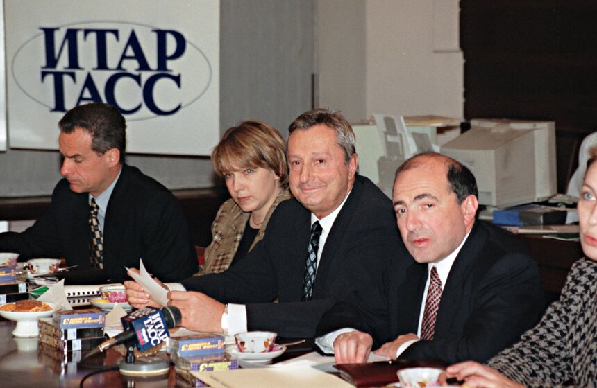 Пресс-секретарь президента России Сергей Ястржембский, помощник президента Татьяна Дьяченко, генеральный директор ИТАР-ТАСС Виталий Игнатенко, предприниматель Борис Березовский. Москва. Февраль 1998 года.