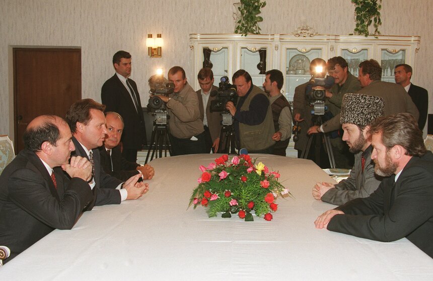 Секретарь Совета безопасности России Иван Рыбкин, первый вице-премьер правительства Чеченской Республики Ичкерия Мовлади Удугов, вице-премьер правительства ЧРИ Ахмед Закаев, заместители секретаря Совета безопасности России Борис Агапов и Борис Березовский. Сочи. Октябрь 1997 года.