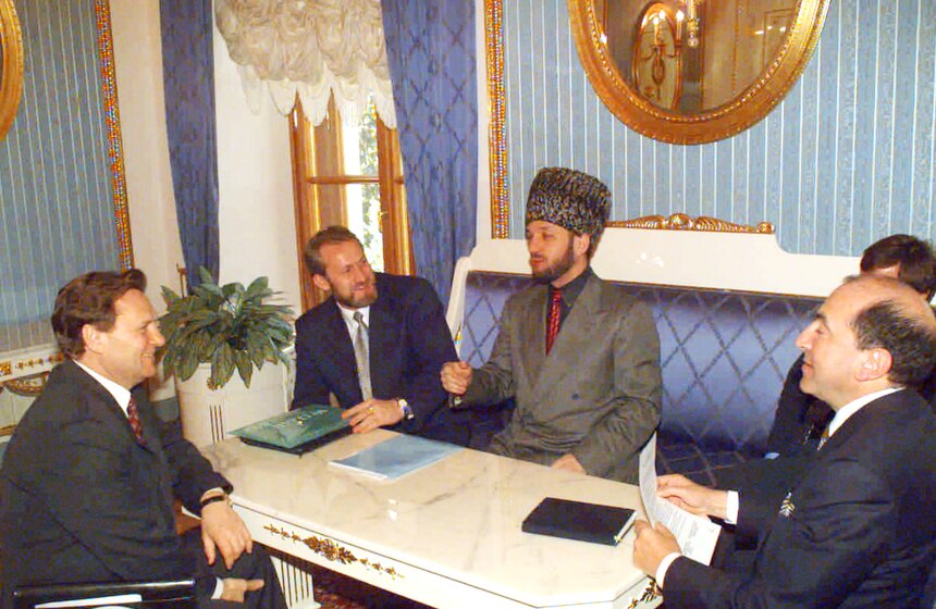 Секретарь Совета безопасности России Иван Рыбкин, его заместитель Борис Березовский, вице-премьер Чечни Мовлади Удугов и помощник президента Чечни по национальной безопасности Ахмед Закаев. Москва. Май 1997 года.