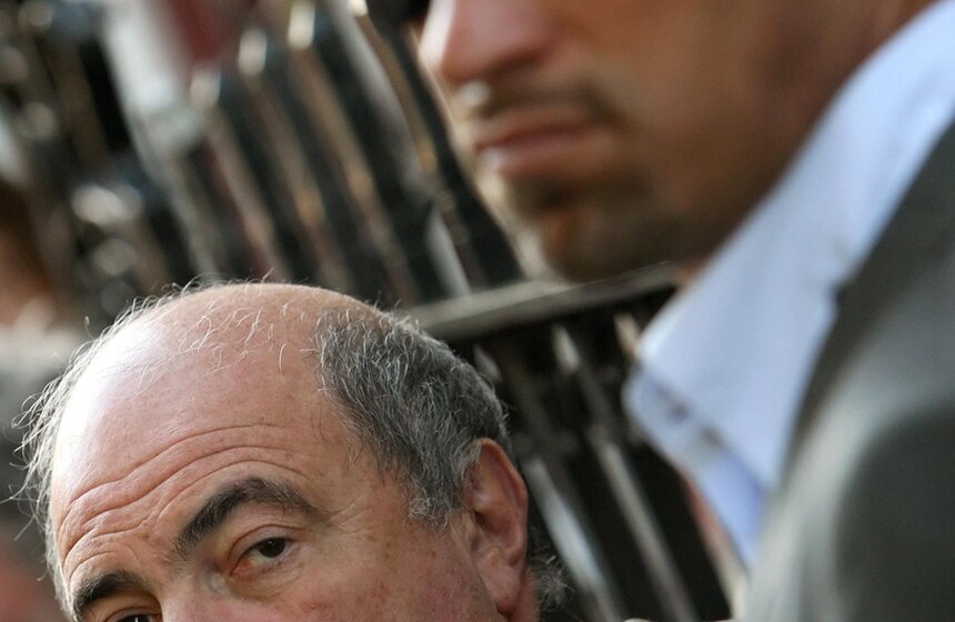 Борис Березовский и его телохранитель во время митинга в защиту 31 статьи Конституции около здания посольства Российской Федерации в Великобритании. Лондон. Август 2010 года.