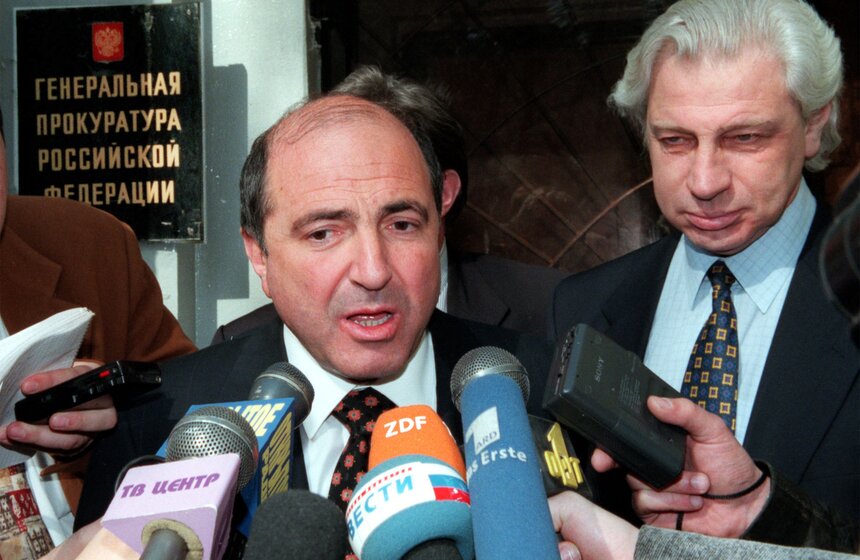 Борис Березовский и его адвокат Генри Резник отвечают на вопросы журналистов после допроса в Генпрокуратуре. Москва. Апрель 1999 года.
