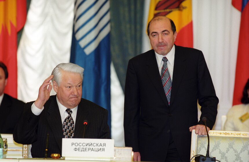 Президент России Борис Ельцин и исполнительный секретарь СНГ Борис Березовский на пленарном заседании Совета глав государств СНГ. Москва. Апрель 1998 года.