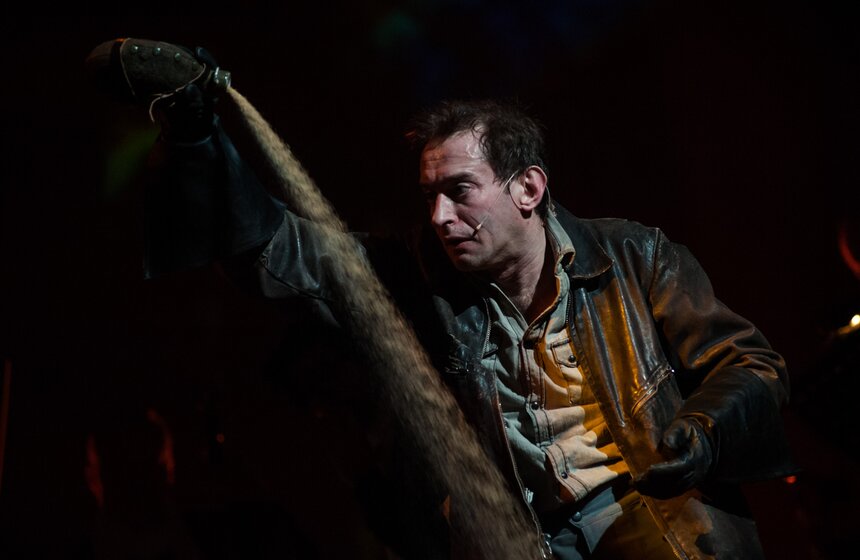 "Современник" представил спектакль "Не покидай свою планету" 31 фото