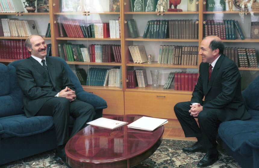 Президент Белоруссии Александр Лукашенко и исполнительный секретарь СНГ Борис Березовский во время беседы. Минск. Май 1998 года.