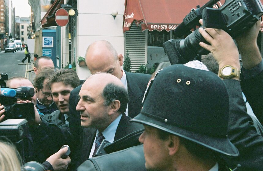 Борис Березовский отвечает на вопросы журналистов у входа в магистратский суд Лондона. Лондон. Апрель 2003 года.