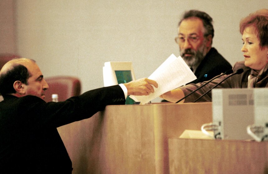 Борис Березовский передает в президиум пленарного заседания Госдумы заявление о сложении депутатских полномочий. Москва. Июль 2000 года.