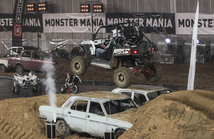 В "Олимпийском" прошло шоу внедорожников MONSTER MANIA 12 фото
