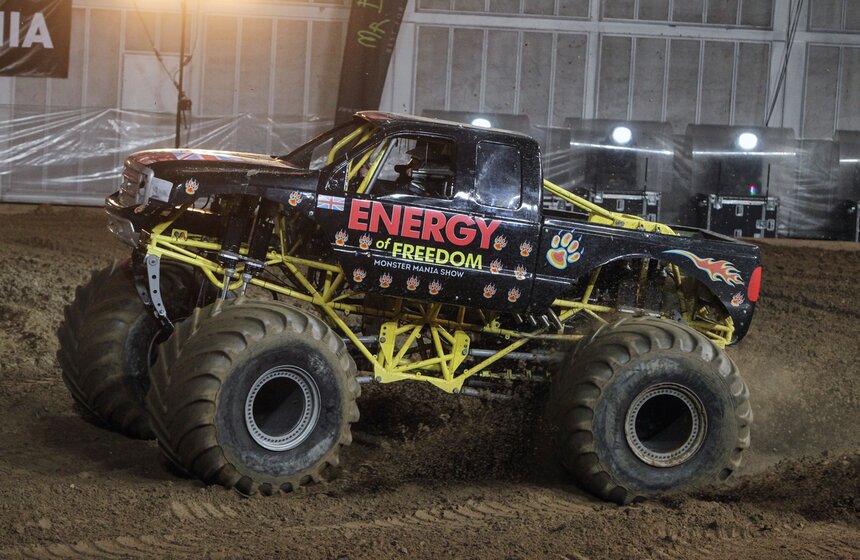 В "Олимпийском" прошло шоу внедорожников MONSTER MANIA 1 фото