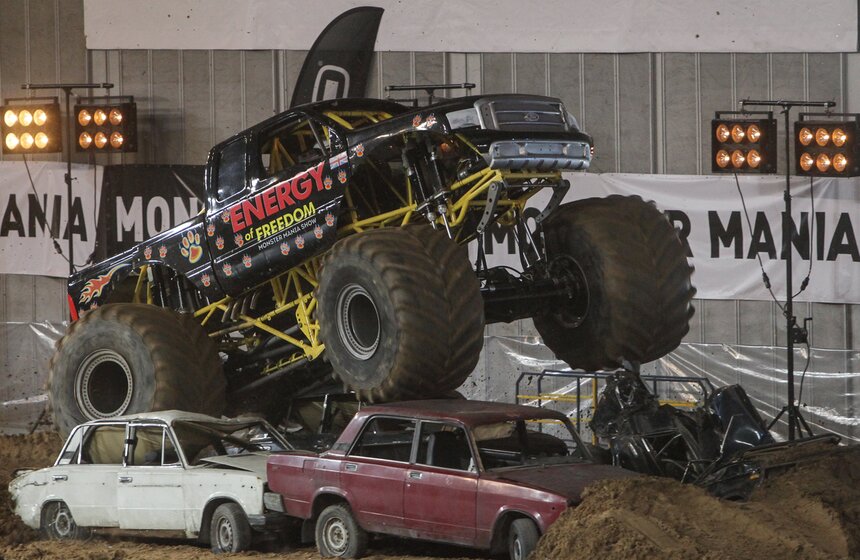 В "Олимпийском" прошло шоу внедорожников MONSTER MANIA 2 фото