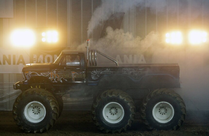 В "Олимпийском" прошло шоу внедорожников MONSTER MANIA 5 фото