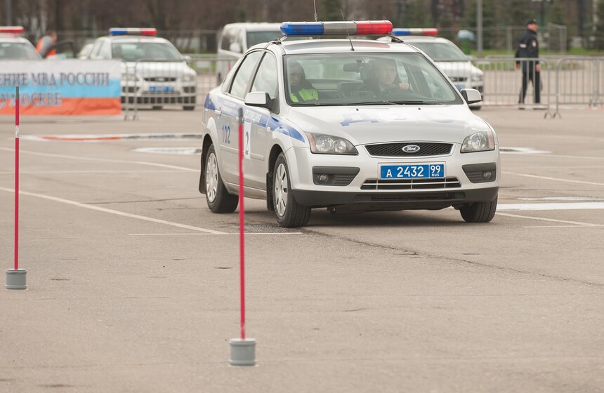 Соревнования по скоростному маневрированию среди полицейских 10 фото