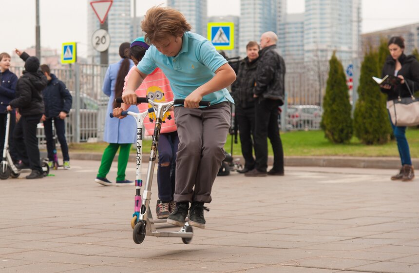 Школьников научили правильно ездить на велосипедах и самокатах 6 фото