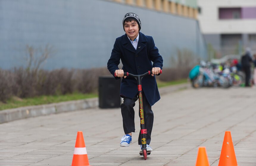 Школьников научили правильно ездить на велосипедах и самокатах 3 фото