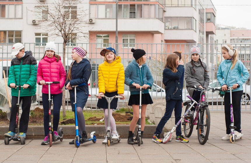 Школьников научили правильно ездить на велосипедах и самокатах 1 фото