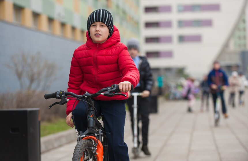 Школьников научили правильно ездить на велосипедах и самокатах 4 фото